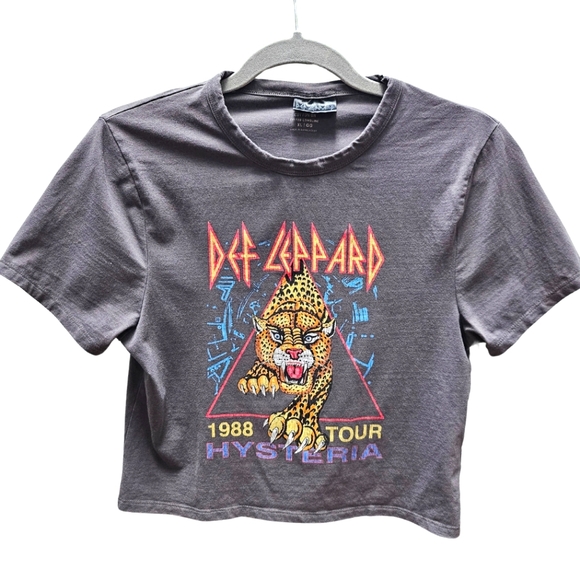 Def Leppard Tops - Def Leppard Crop Band Tee Graphic Print Short Sleeve Tour T Shirt Size XL